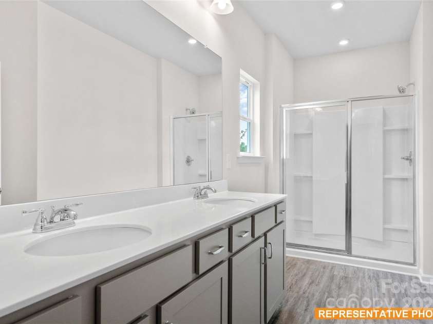6005 Jasmine Branch Road, Charlotte, NC 28216.  MLS# CAR4260447, YatesRealty ID 17363. Suwanee Primary Bath