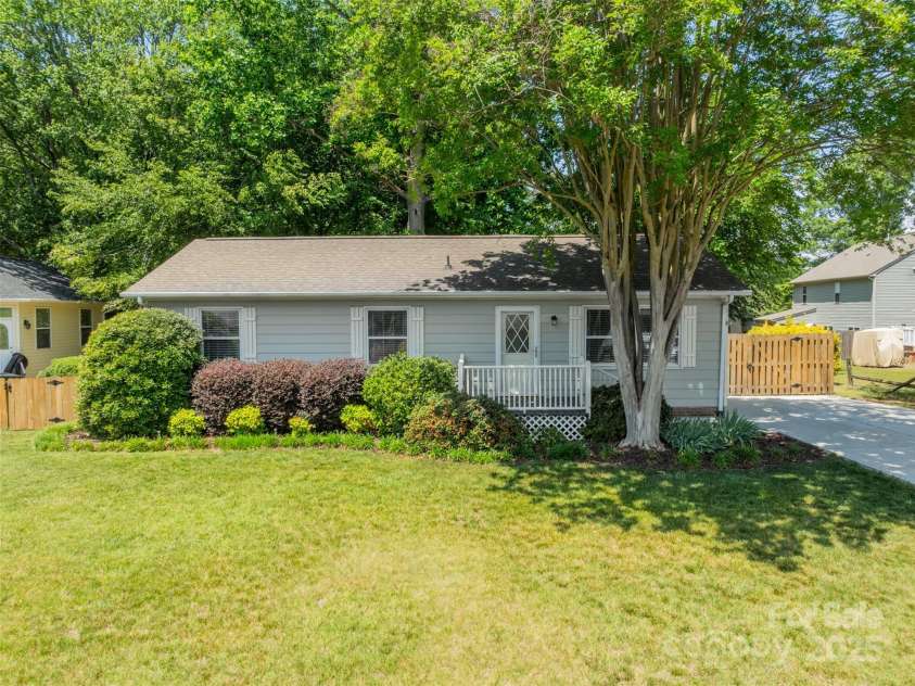 21614 Colina Drive, Cornelius, NC 28031.  MLS# CAR4255901, YatesRealty ID 17364. 