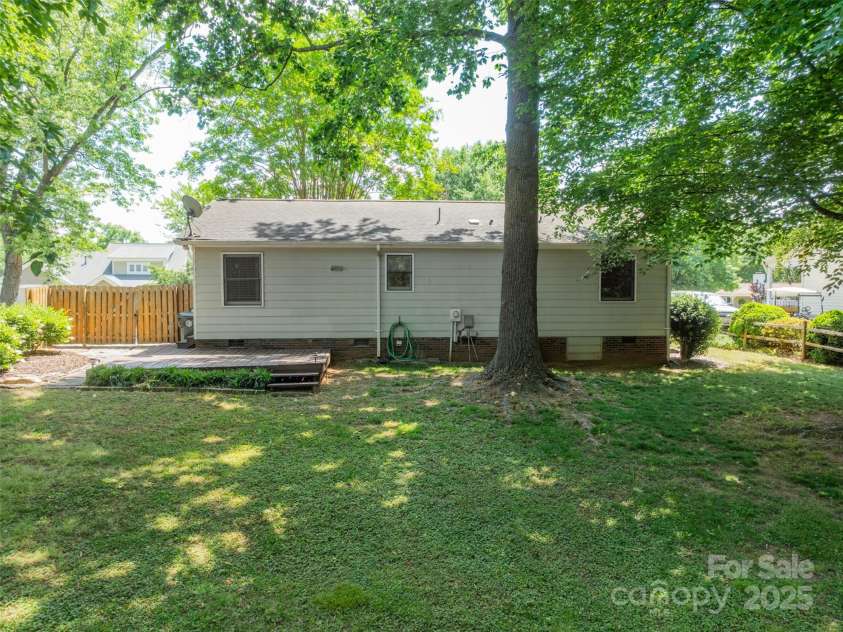 21614 Colina Drive, Cornelius, NC 28031.  MLS# CAR4255901, YatesRealty ID 17364. 