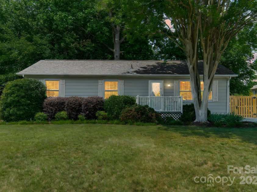 21614 Colina Drive, Cornelius, NC 28031.  MLS# CAR4255901, YatesRealty ID 17364. 