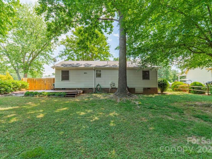 21614 Colina Drive, Cornelius, NC 28031.  MLS# CAR4255901, YatesRealty ID 17364. 