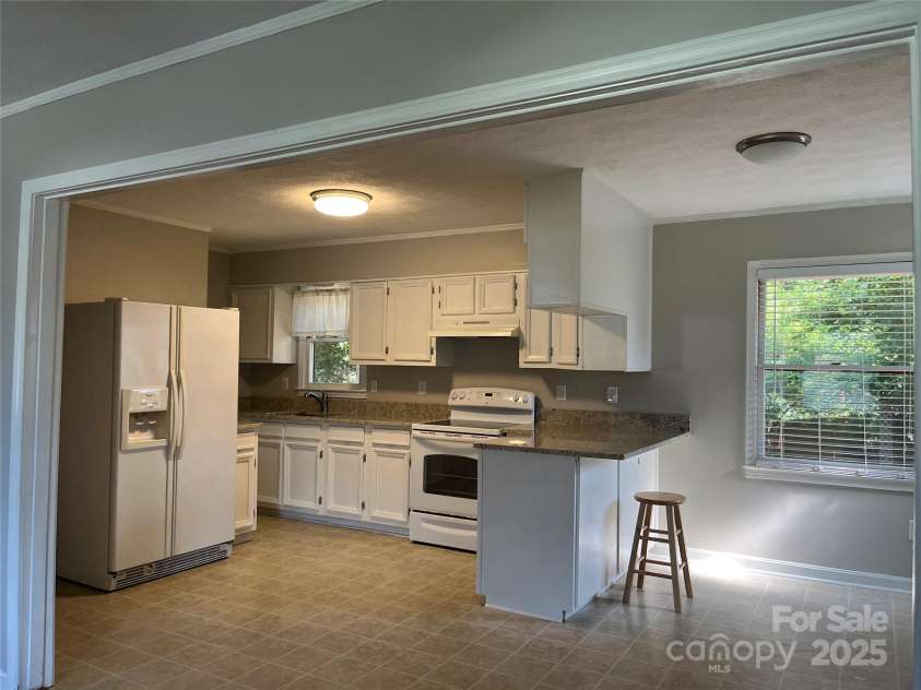 21614 Colina Drive, Cornelius, NC 28031.  MLS# CAR4255901, YatesRealty ID 17364. Kitchen with new granite countertops