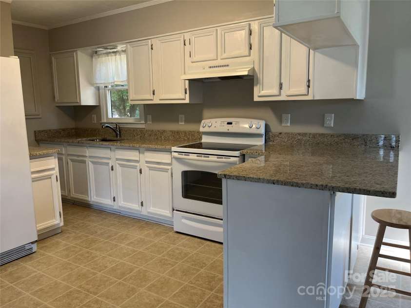 21614 Colina Drive, Cornelius, NC 28031.  MLS# CAR4255901, YatesRealty ID 17364. Kitchen with new granite countertops