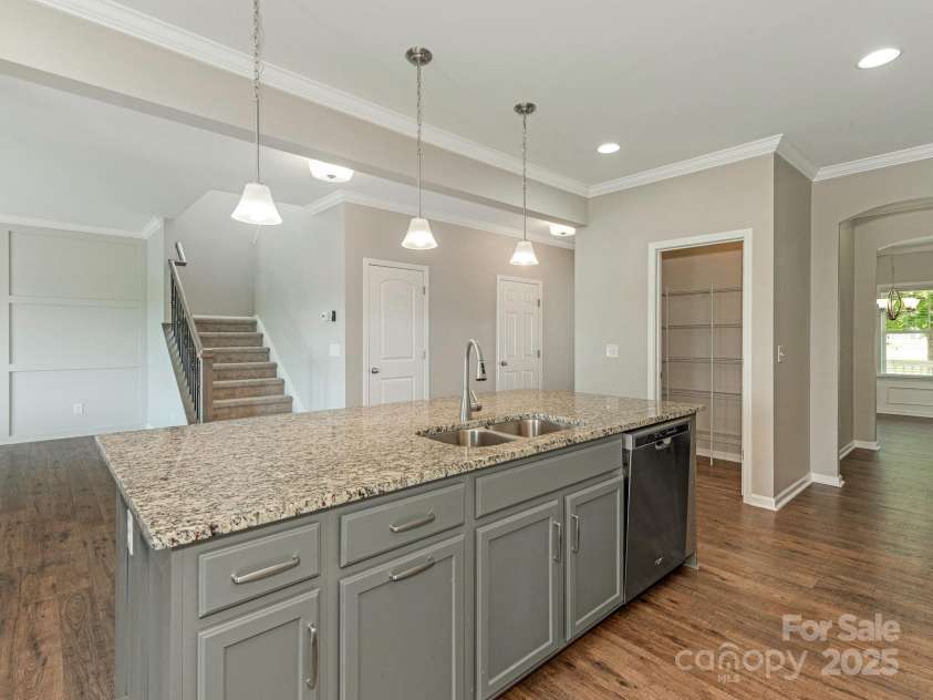 4912 Grace View Drive, Pineville, NC 28134.  MLS# CAR4261040, YatesRealty ID 17367. Like new kitchen complete with a walk in pantry!