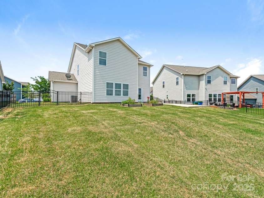 4912 Grace View Drive, Pineville, NC 28134.  MLS# CAR4261040, YatesRealty ID 17367. So many possibilities