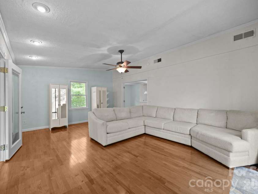 193 Timberside Drive, Mars Hill, NC 28754.  MLS# CAR4272349, YatesRealty ID 17368. Additional View of Flex Space