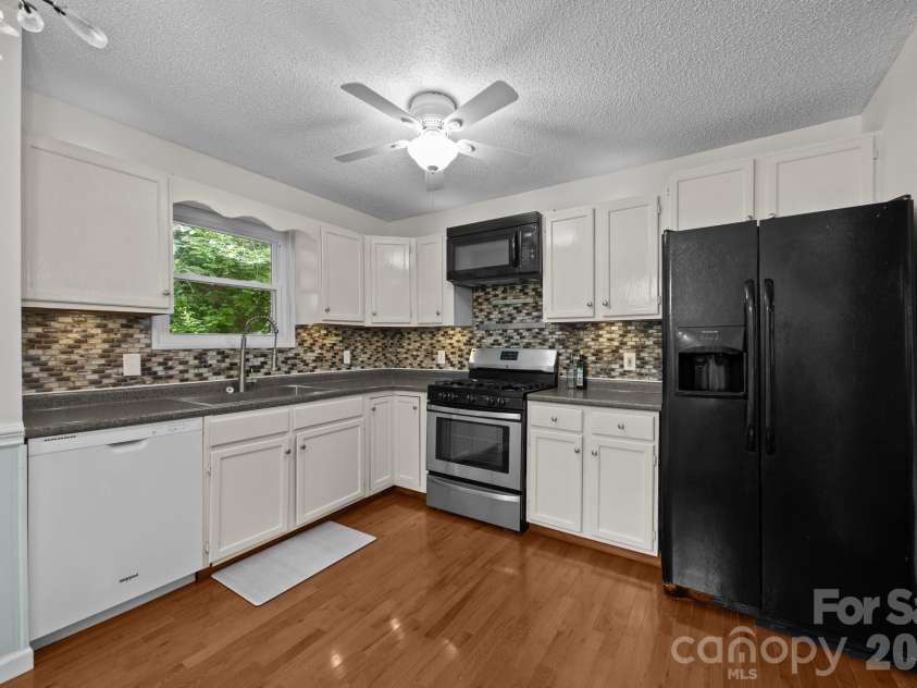 193 Timberside Drive, Mars Hill, NC 28754.  MLS# CAR4272349, YatesRealty ID 17368. Kitchen