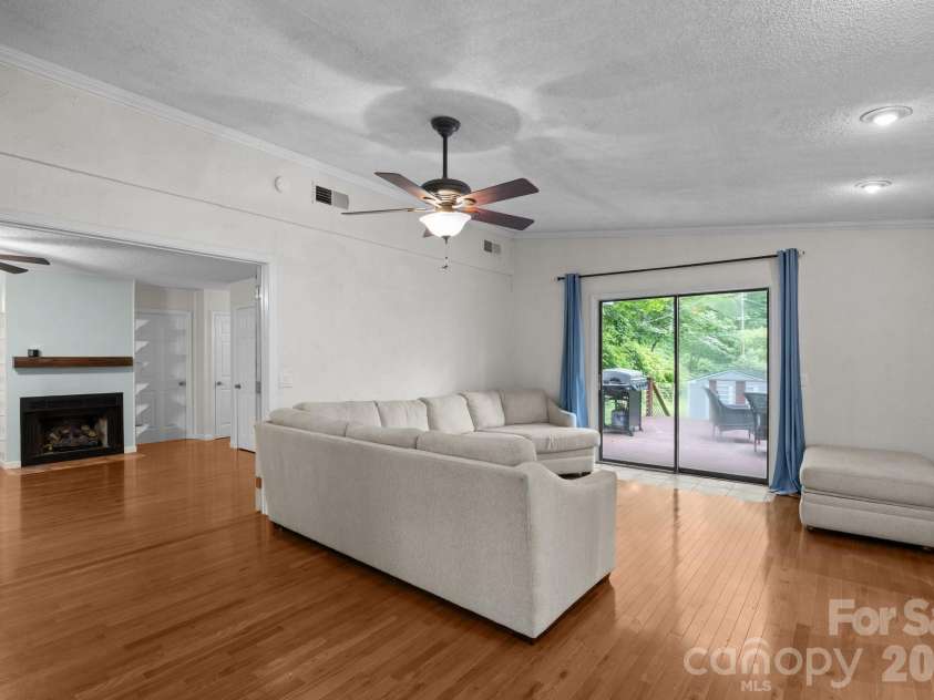 193 Timberside Drive, Mars Hill, NC 28754.  MLS# CAR4272349, YatesRealty ID 17368. Large Flex Space