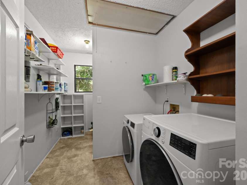 193 Timberside Drive, Mars Hill, NC 28754.  MLS# CAR4272349, YatesRealty ID 17368. Main Level Laundry