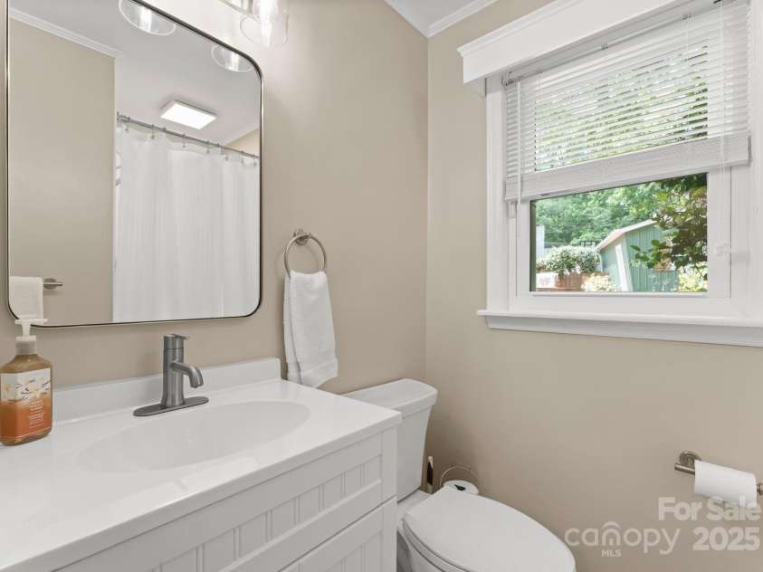 1226 Tarrington Avenue, Charlotte, NC 28205.  MLS# CAR4265086, YatesRealty ID 17369. 