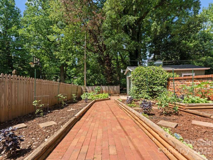 1226 Tarrington Avenue, Charlotte, NC 28205.  MLS# CAR4265086, YatesRealty ID 17369. 