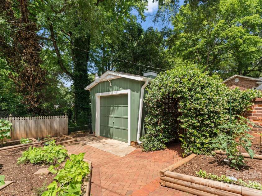 1226 Tarrington Avenue, Charlotte, NC 28205.  MLS# CAR4265086, YatesRealty ID 17369. 