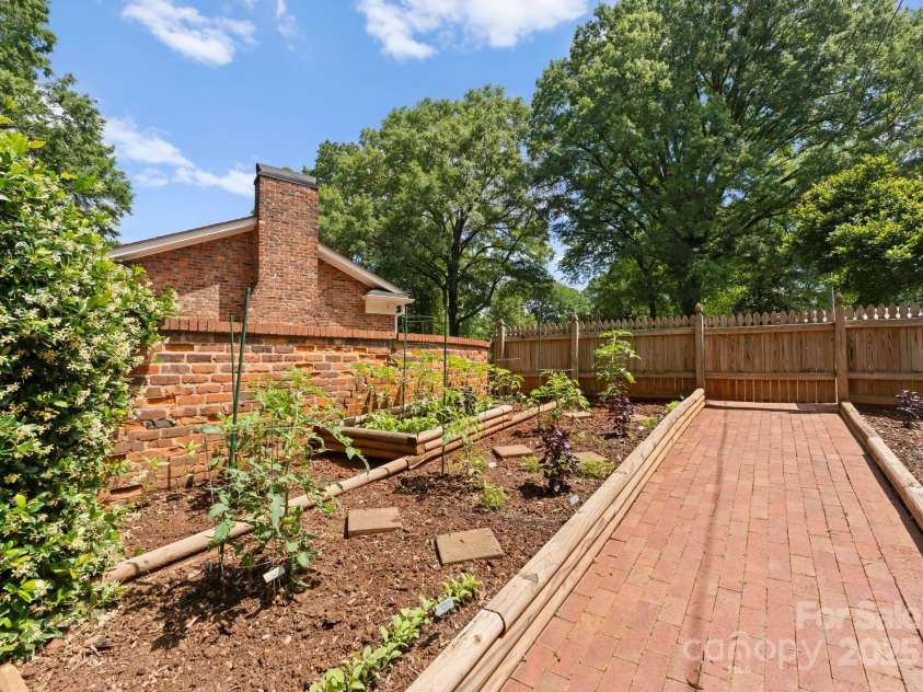 1226 Tarrington Avenue, Charlotte, NC 28205.  MLS# CAR4265086, YatesRealty ID 17369. 