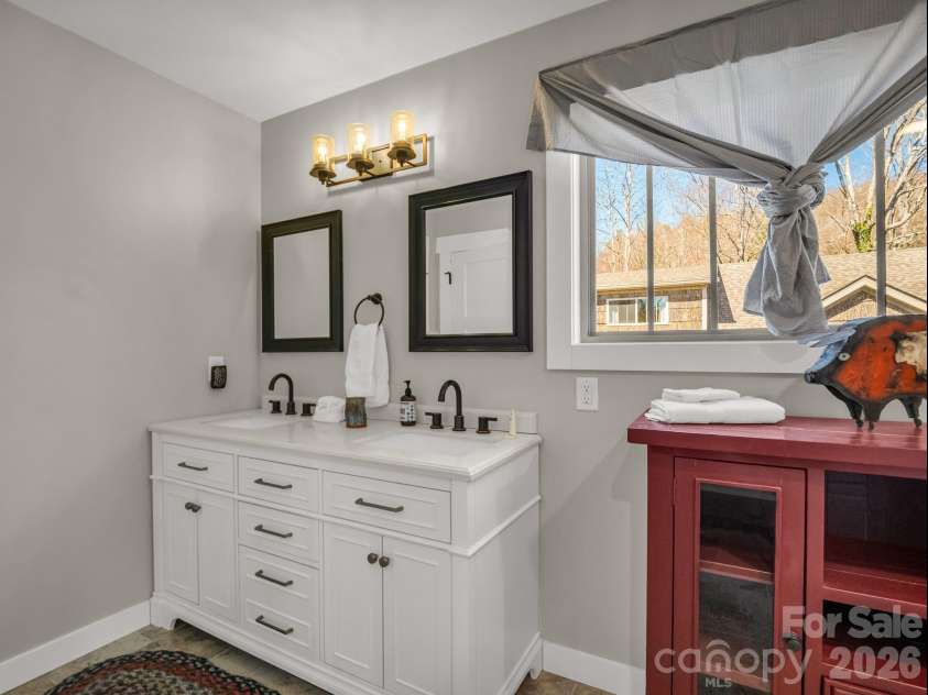 3 Staffordshire Drive, Black Mountain, NC 28711.  MLS# CAR4356015, YatesRealty ID 17370. 