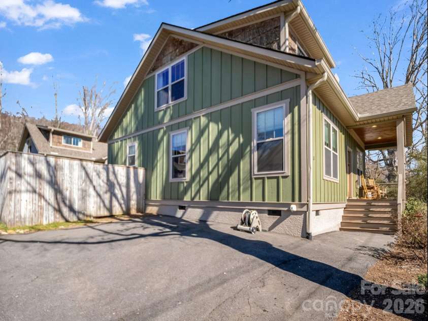 3 Staffordshire Drive, Black Mountain, NC 28711.  MLS# CAR4356015, YatesRealty ID 17370. 
