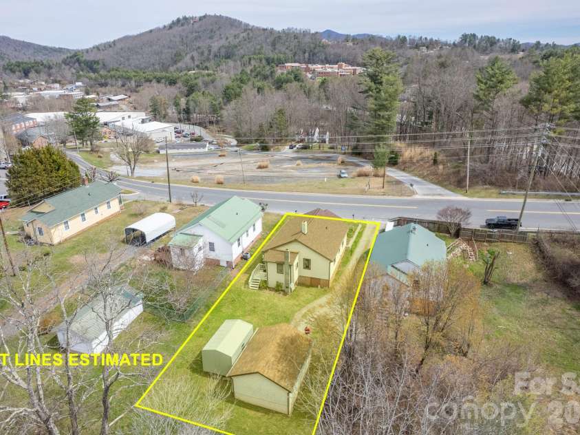 400 Summit Avenue, Spruce Pine, NC 28777.  MLS# CAR4357256, YatesRealty ID 17371. 