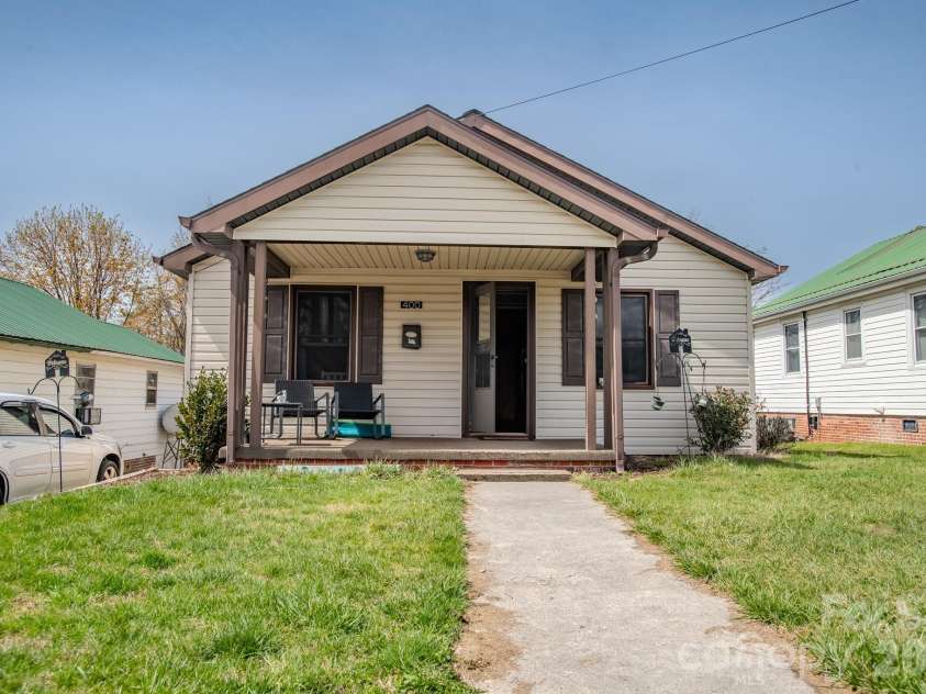 400 Summit Avenue, Spruce Pine, NC 28777.  MLS# CAR4357256, YatesRealty ID 17371. 