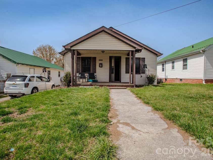 400 Summit Avenue, Spruce Pine, NC 28777.  MLS# CAR4357256, YatesRealty ID 17371. 