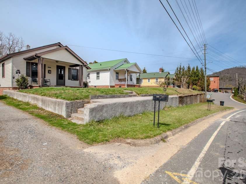 400 Summit Avenue, Spruce Pine, NC 28777.  MLS# CAR4357256, YatesRealty ID 17371. 