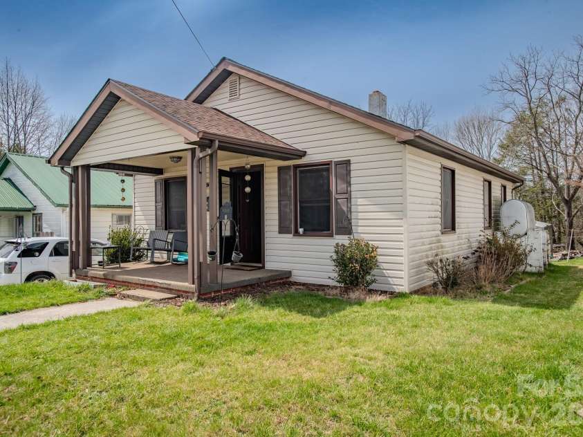 400 Summit Avenue, Spruce Pine, NC 28777.  MLS# CAR4357256, YatesRealty ID 17371. 