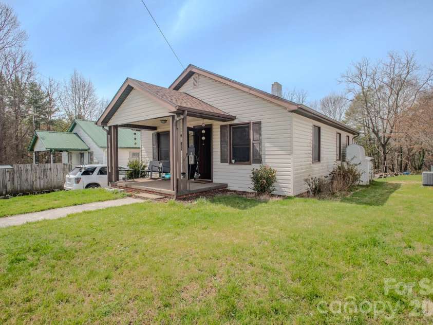 400 Summit Avenue, Spruce Pine, NC 28777.  MLS# CAR4357256, YatesRealty ID 17371. 