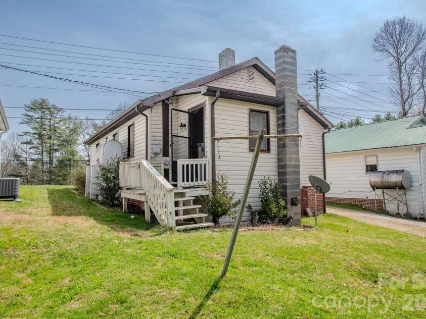 400 Summit Avenue, Spruce Pine, NC 28777.  MLS# CAR4357256, YatesRealty ID 17371. 