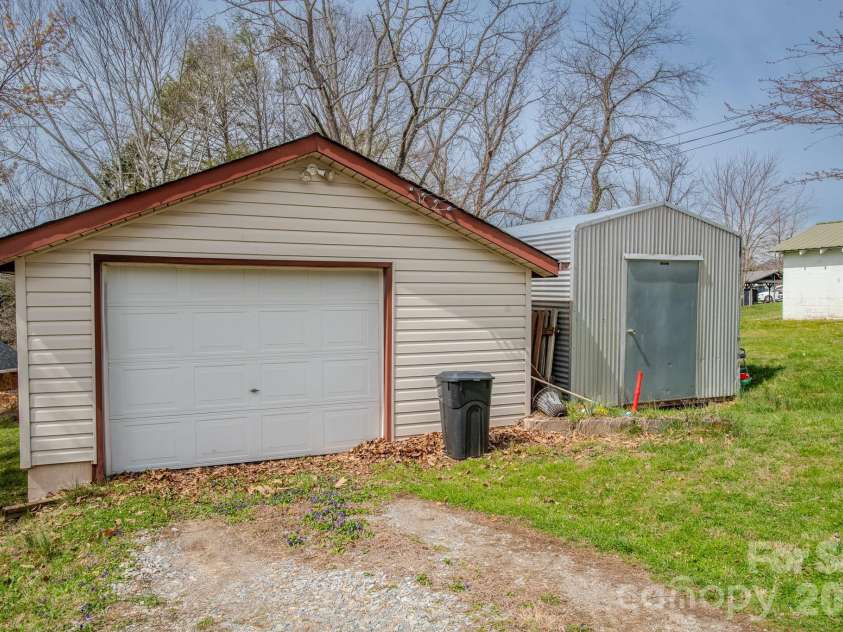 400 Summit Avenue, Spruce Pine, NC 28777.  MLS# CAR4357256, YatesRealty ID 17371. 