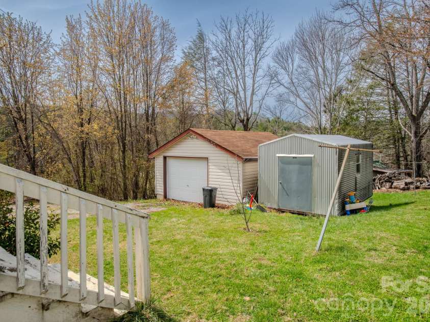 400 Summit Avenue, Spruce Pine, NC 28777.  MLS# CAR4357256, YatesRealty ID 17371. 