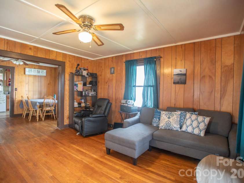 400 Summit Avenue, Spruce Pine, NC 28777.  MLS# CAR4357256, YatesRealty ID 17371. 