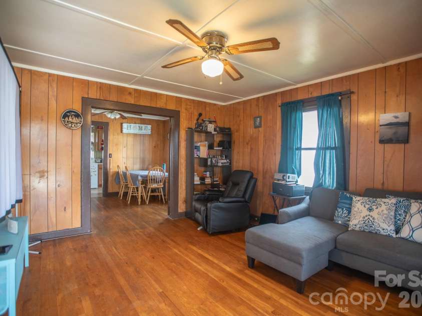 400 Summit Avenue, Spruce Pine, NC 28777.  MLS# CAR4357256, YatesRealty ID 17371. 