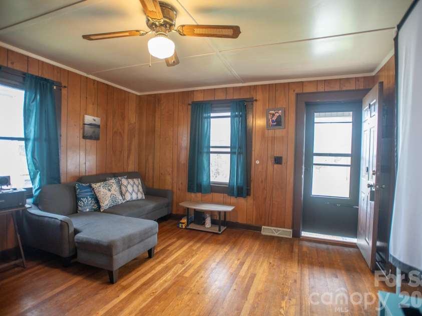400 Summit Avenue, Spruce Pine, NC 28777.  MLS# CAR4357256, YatesRealty ID 17371. 