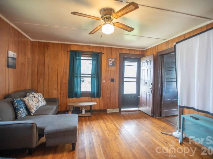 400 Summit Avenue, Spruce Pine, NC 28777.  MLS# CAR4357256, YatesRealty ID 17371. 