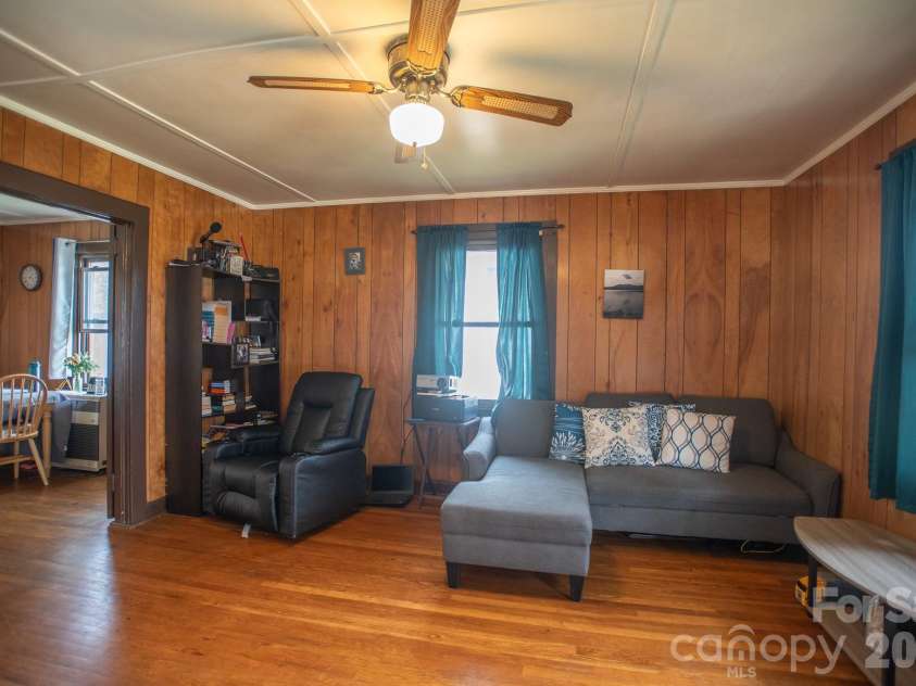 400 Summit Avenue, Spruce Pine, NC 28777.  MLS# CAR4357256, YatesRealty ID 17371. 