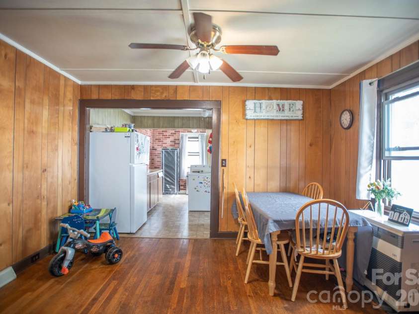400 Summit Avenue, Spruce Pine, NC 28777.  MLS# CAR4357256, YatesRealty ID 17371. 