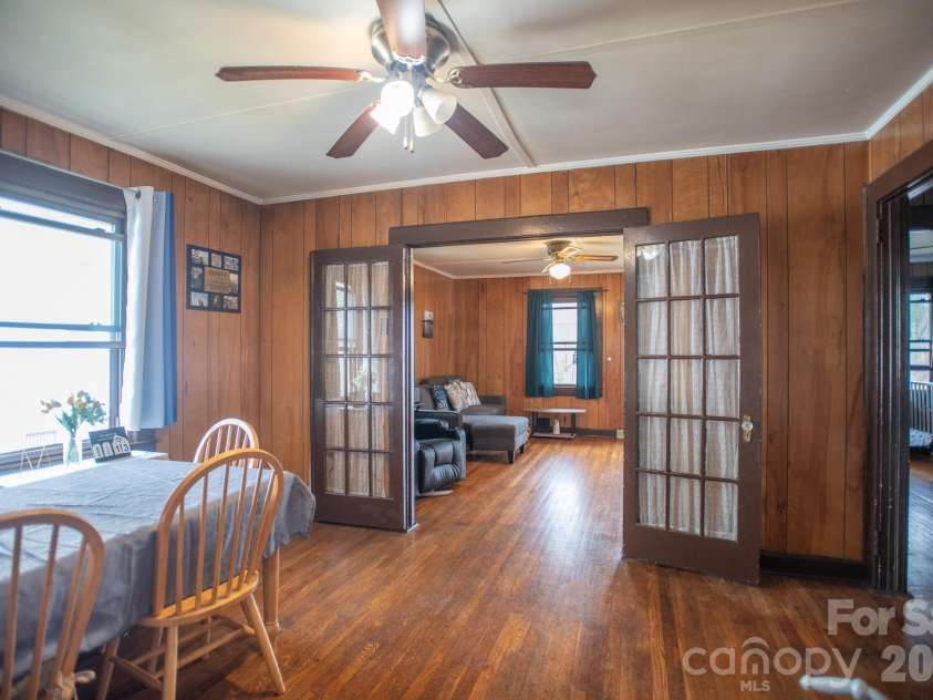 400 Summit Avenue, Spruce Pine, NC 28777.  MLS# CAR4357256, YatesRealty ID 17371. 