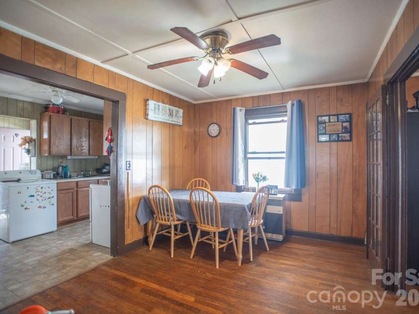 400 Summit Avenue, Spruce Pine, NC 28777.  MLS# CAR4357256, YatesRealty ID 17371. 
