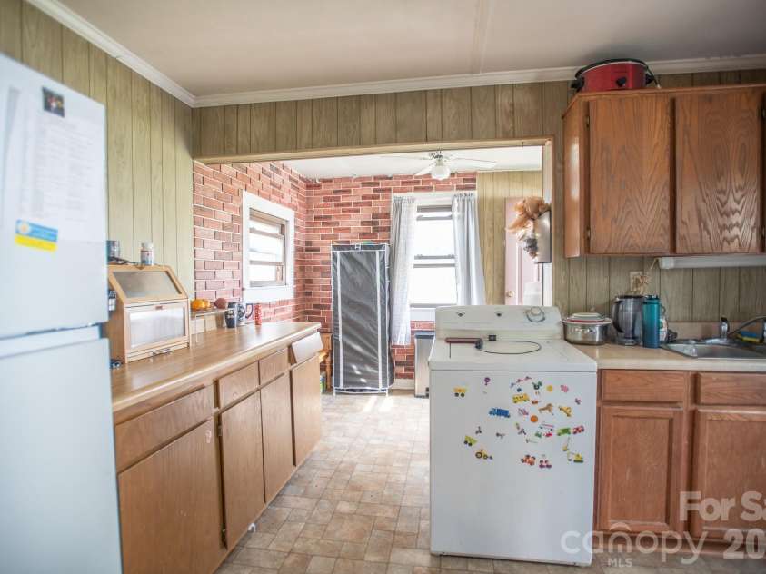 400 Summit Avenue, Spruce Pine, NC 28777.  MLS# CAR4357256, YatesRealty ID 17371. 