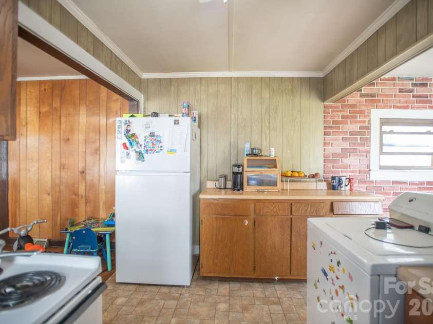 400 Summit Avenue, Spruce Pine, NC 28777.  MLS# CAR4357256, YatesRealty ID 17371. 