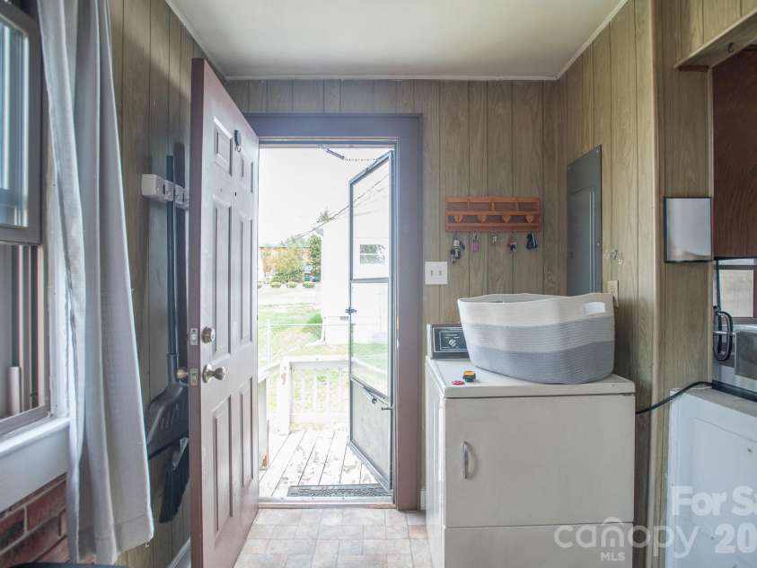 400 Summit Avenue, Spruce Pine, NC 28777.  MLS# CAR4357256, YatesRealty ID 17371. 