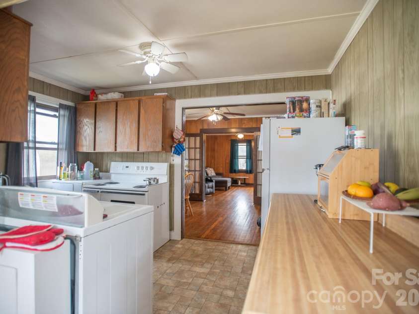 400 Summit Avenue, Spruce Pine, NC 28777.  MLS# CAR4357256, YatesRealty ID 17371. 