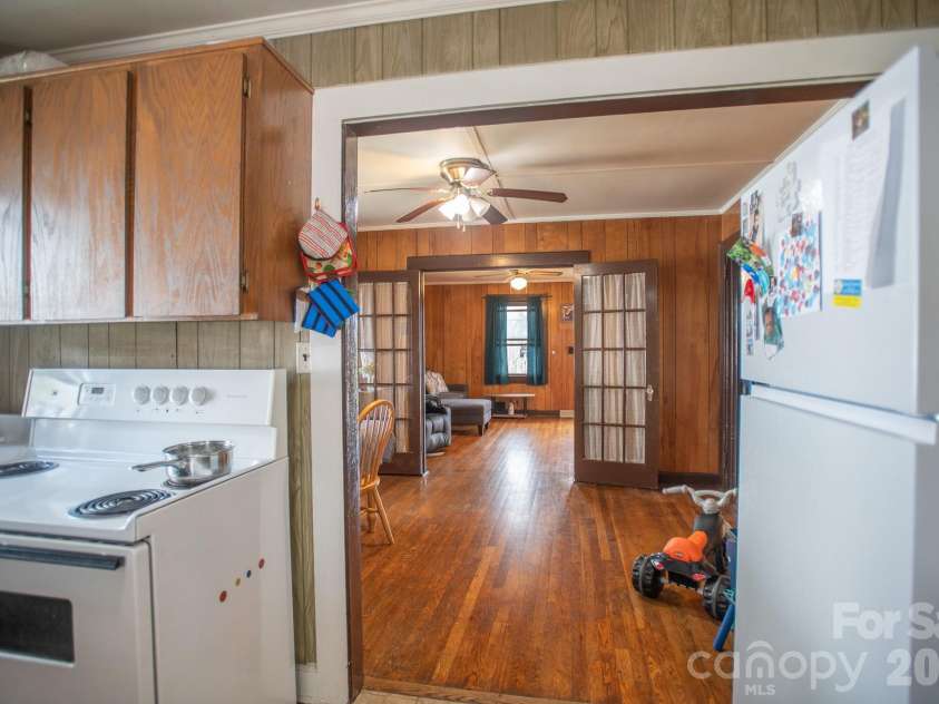 400 Summit Avenue, Spruce Pine, NC 28777.  MLS# CAR4357256, YatesRealty ID 17371. 