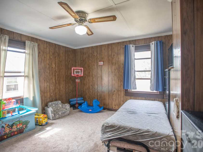 400 Summit Avenue, Spruce Pine, NC 28777.  MLS# CAR4357256, YatesRealty ID 17371. 