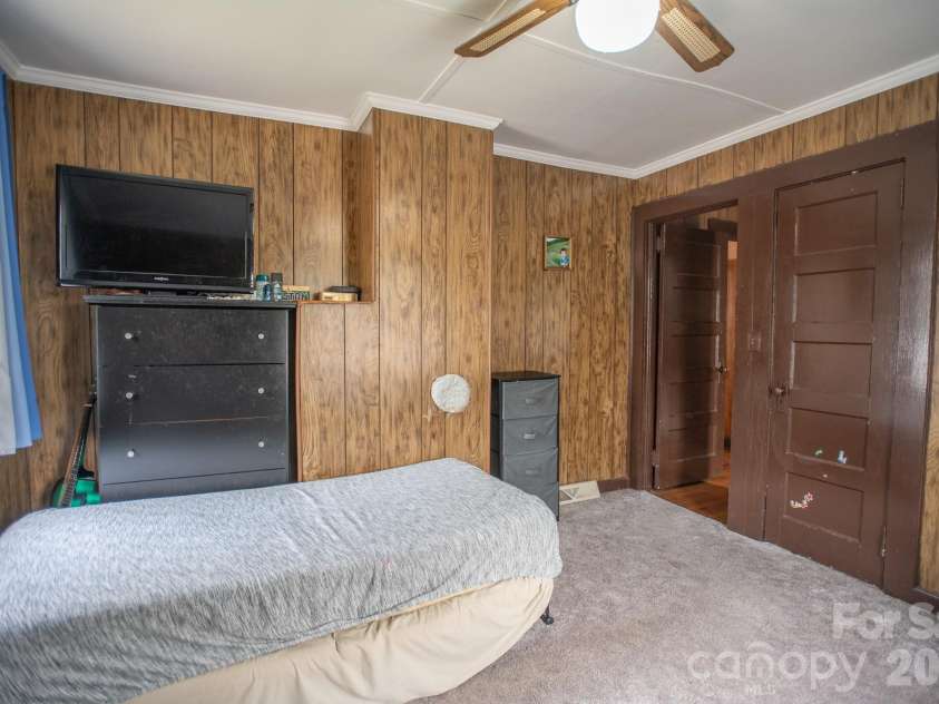 400 Summit Avenue, Spruce Pine, NC 28777.  MLS# CAR4357256, YatesRealty ID 17371. 