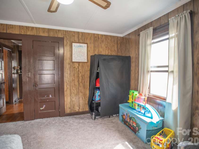 400 Summit Avenue, Spruce Pine, NC 28777.  MLS# CAR4357256, YatesRealty ID 17371. 