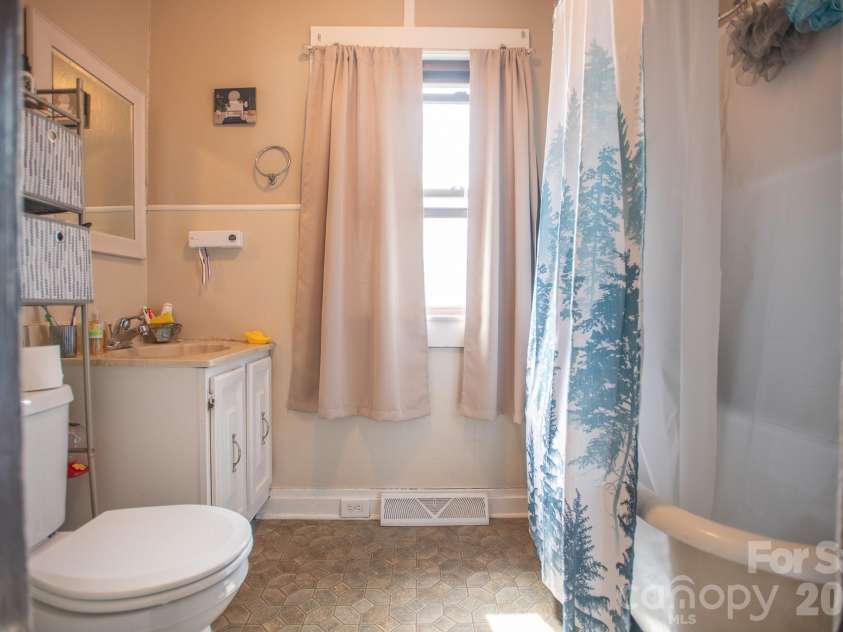400 Summit Avenue, Spruce Pine, NC 28777.  MLS# CAR4357256, YatesRealty ID 17371. 
