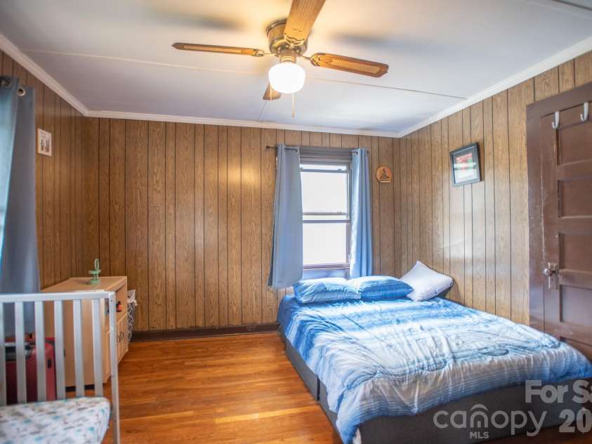 400 Summit Avenue, Spruce Pine, NC 28777.  MLS# CAR4357256, YatesRealty ID 17371. 