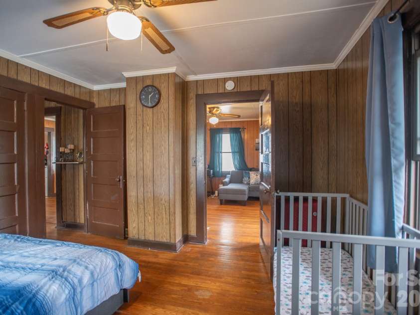 400 Summit Avenue, Spruce Pine, NC 28777.  MLS# CAR4357256, YatesRealty ID 17371. 