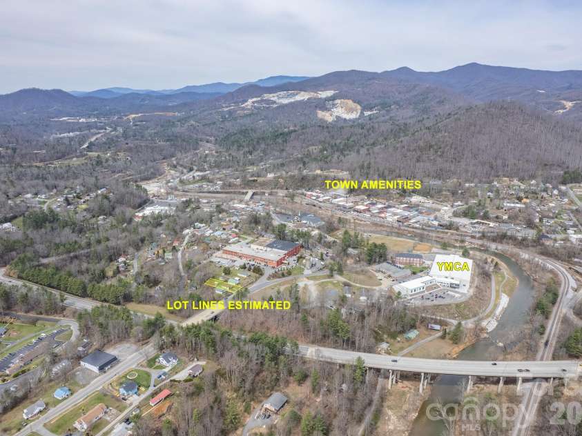 400 Summit Avenue, Spruce Pine, NC 28777.  MLS# CAR4357256, YatesRealty ID 17371. 