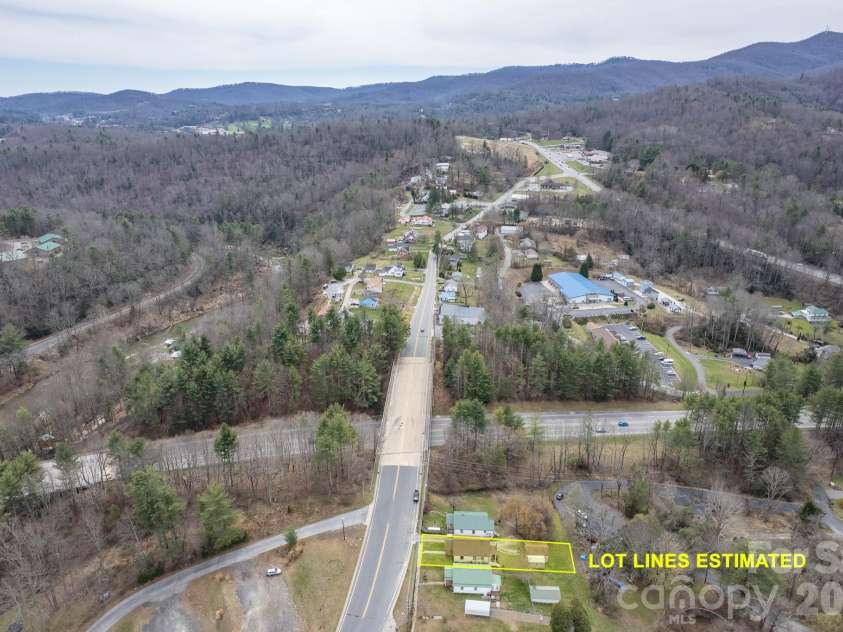 400 Summit Avenue, Spruce Pine, NC 28777.  MLS# CAR4357256, YatesRealty ID 17371. 