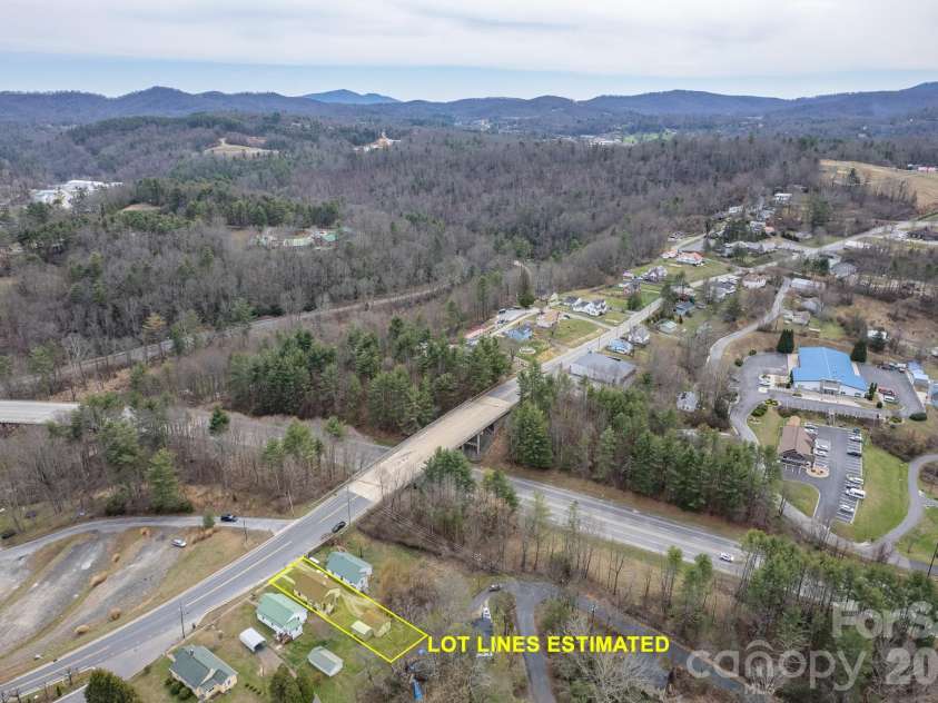 400 Summit Avenue, Spruce Pine, NC 28777.  MLS# CAR4357256, YatesRealty ID 17371. 